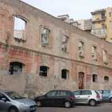 Il suo colore terra cotta appare sbiadito e come per l�abbazia di Galgano, � �a cielo aperto�, visto che il tetto non � pi� presente